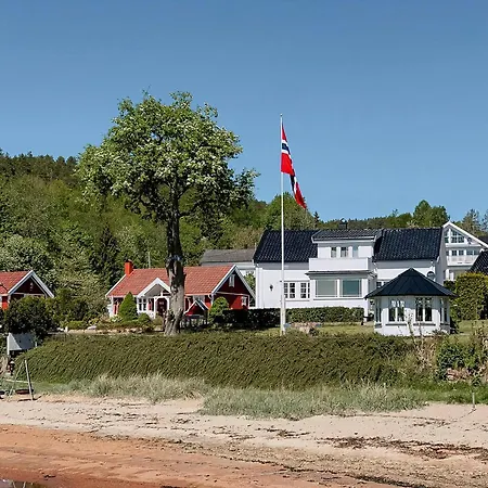 Feriehus Charming Red House At Sandvika Beach, Sande