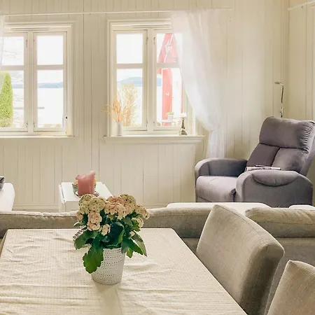 Charming Red House At Sandvika Beach, Sande Sande (Vestfold)