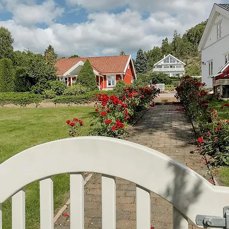 Feriehus Charming Red House At Sandvika Beach, Sande Sande (Vestfold)