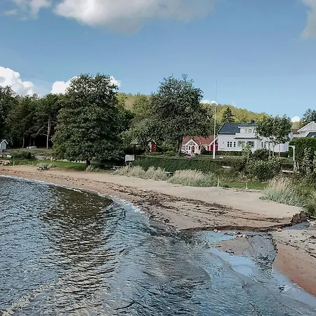 Charming Red House At Sandvika Beach, Sande