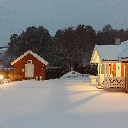 Charming Red House At Sandvika Beach, Sande Feriehus *